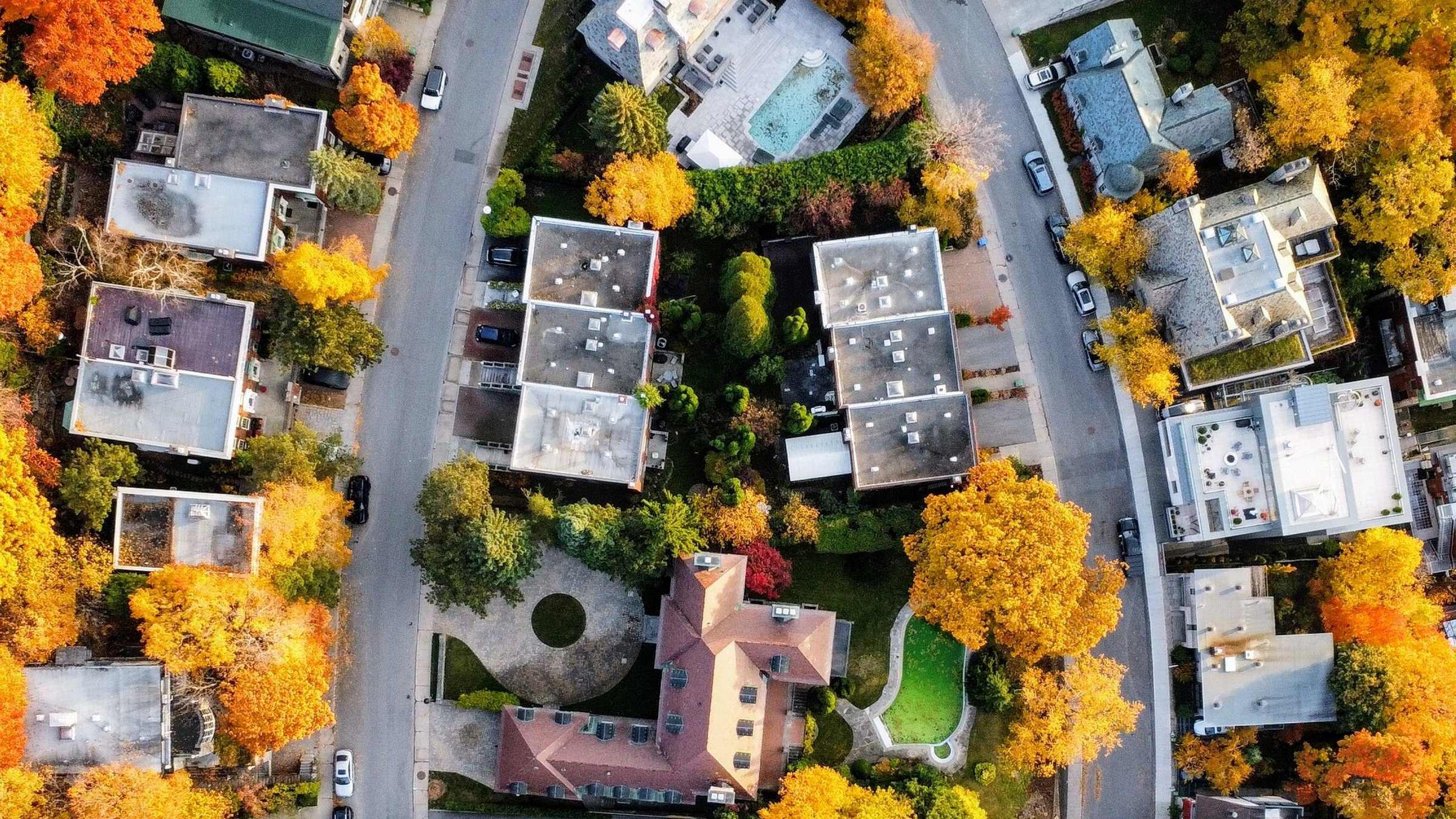 Vue aérienne d'un quartier résidentiel québécois aux couleurs d'automne