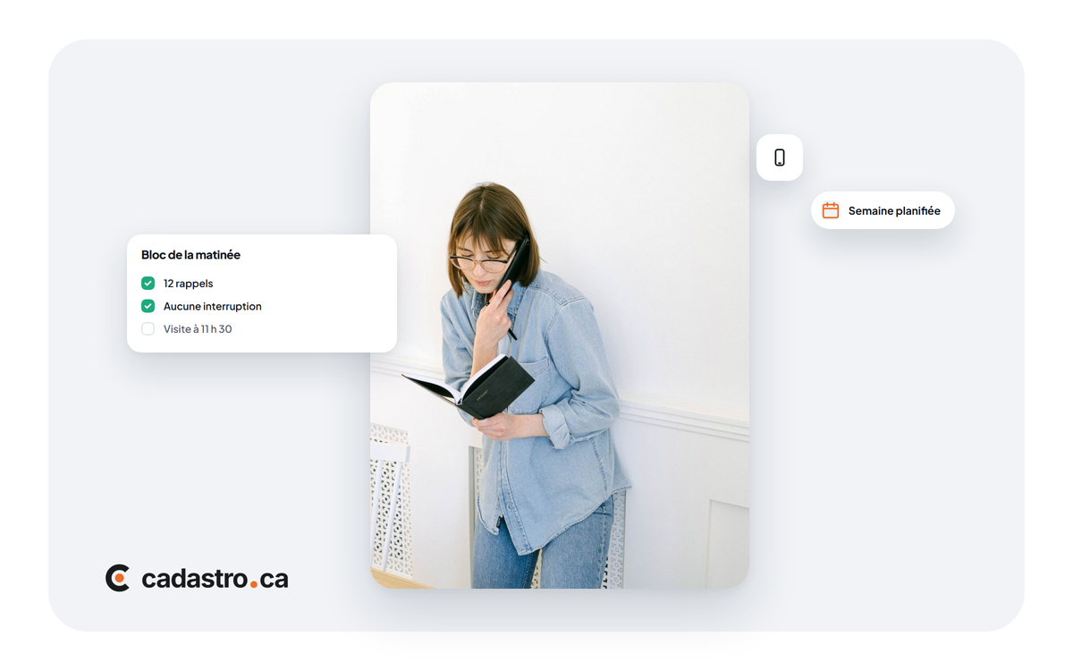 Courtière au téléphone consultant son carnet de notes