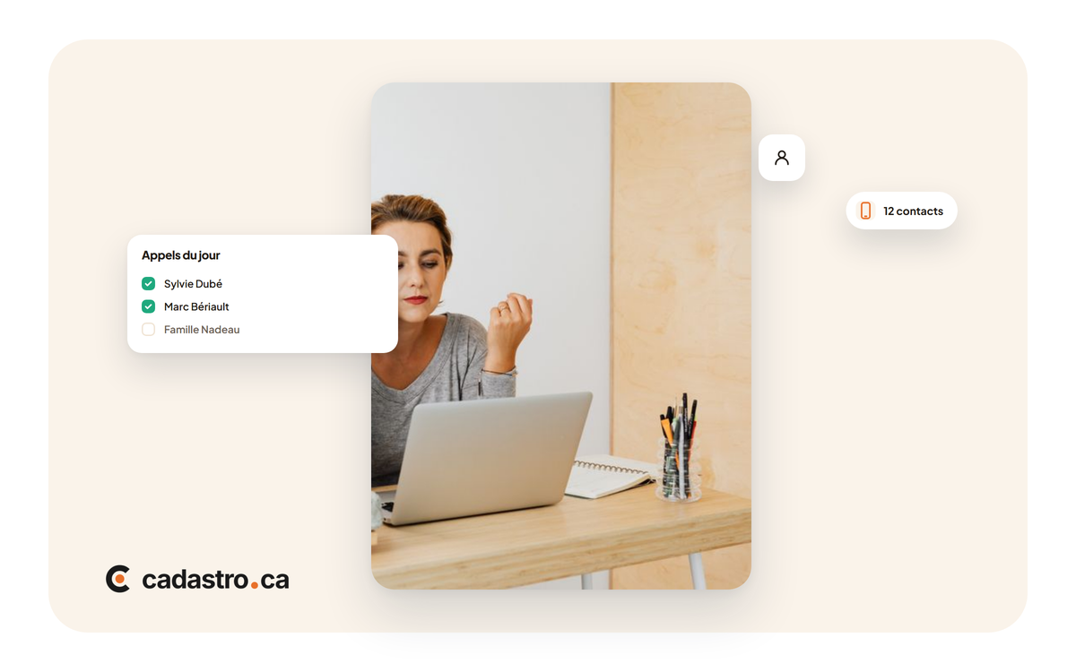 Courtière au téléphone à son bureau, carnet et ordinateur ouverts