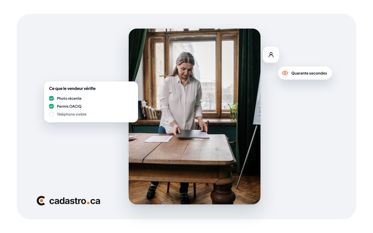 Vendeuse consultant un profil de courtier sur son appareil